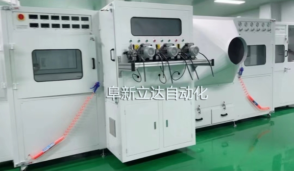 自動(dòng)噴金機(jī)是電容器生產(chǎn)中的關(guān)鍵設(shè)備，規(guī)格有三槍?zhuān)p面四槍、六槍、八槍?zhuān)砂纯蛻粜枨蠖ㄖ?，阜新立達(dá)自動(dòng)化裝備有限公司