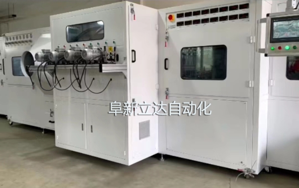 PJ-8八槍雙面自動噴金機具有自動除塵、智能雙面、整潔美觀、運行穩(wěn)定的特點，阜新立達自動化裝備有限公司